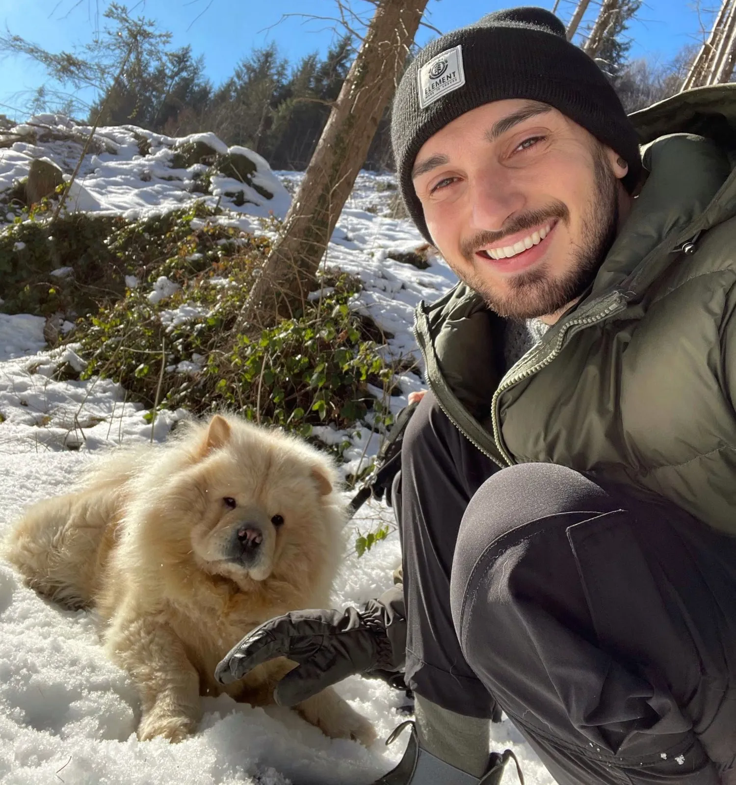Ivan Zdrilich, fondatore di Magnetico, con il suo cane sulla neve